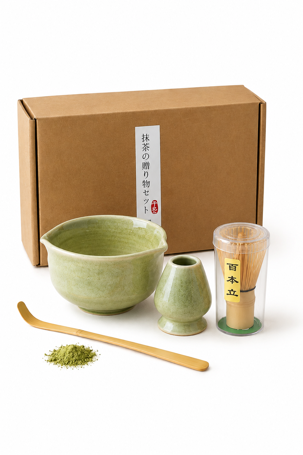 Kit The Matcha com tigela chawan, batedor chasen, suporte e colher de bambu ao lado da caixa presente
